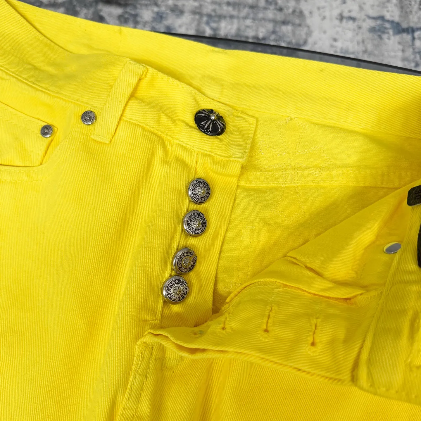 P280 Chrome hearts CH Fan Chengcheng's same style New York limited large leather label dopamine yellow jeans Special Italian cowhide printed and cut Customized sheepskin three-layer thick thread leather The whole body is spliced in heavy water washing craftsman's hand-splashed ink You can see the details Three-dimensional cutting version Loose and comfortable, not picky about the figure Make you taller and slimmer Factory Seiko Original quality control Same style for men and women Can be matched with couples Versatile recommendation Necessary jeans for all seasons Color: lemon yellow Size: s m l xl